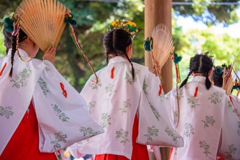 浦安の舞を奉納する舞姫